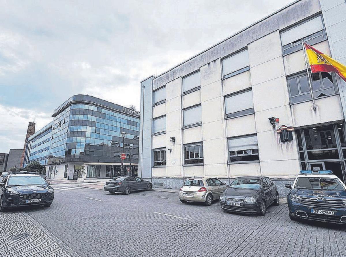 La Comisaría de Langreo, en primer término, con el hotel, al fondo, donde se registró el asalto. | D. O.