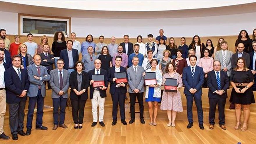 Fotografía de familia de premiats i assitents a l´acte de lluirament dels premis