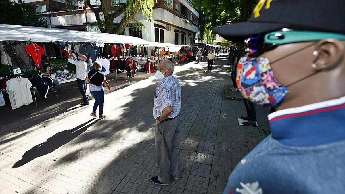 Vendedores y usuarios con mascarillas.