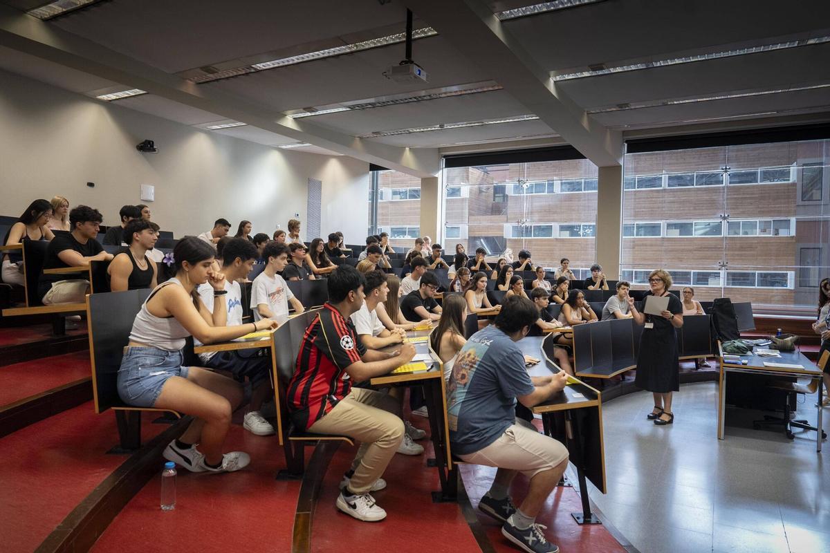 Alumnos haciendo las pruebas PAU en la Universitat Pompeu Fabra