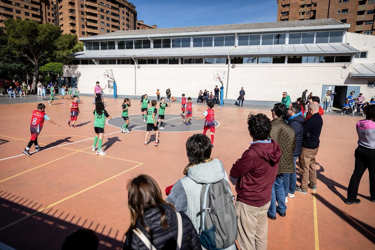 En imágenes | La emoción del baloncesto escolar se vive al máximo en el torneo del Colegio Doctor Azúa