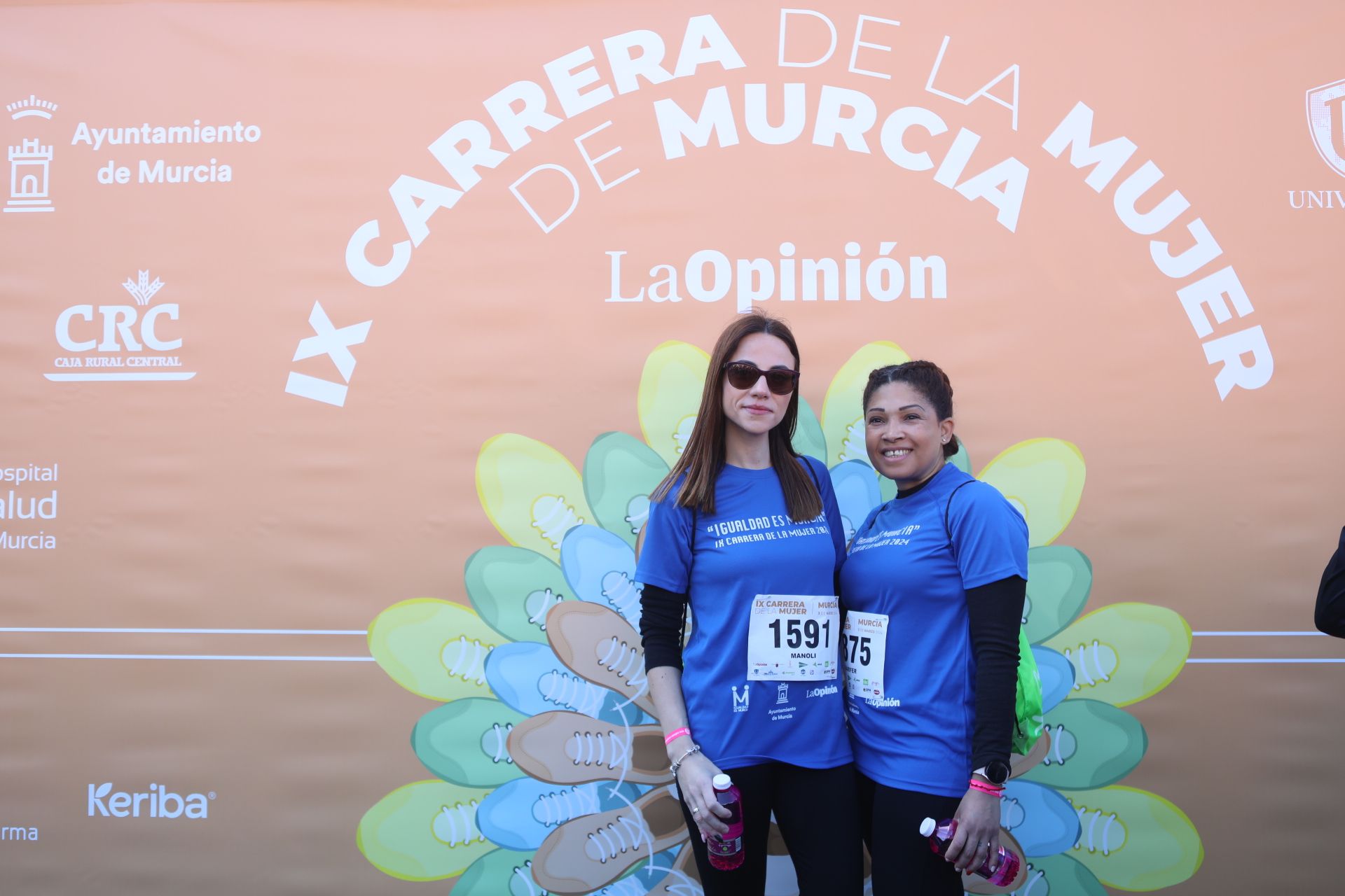 Las participantes posan en el photocall tras finalizar la Carrera de la mujer de Murcia