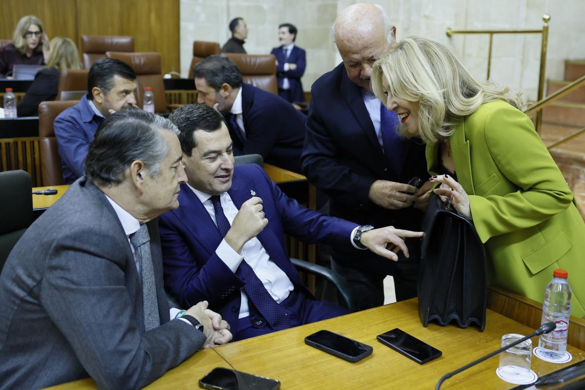 El presidente andaluz junto Antonio Sanz y Carolina España en el debate de presupuestos