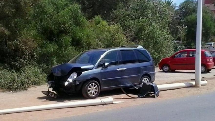 Un conductor huye tras chocar contra una farola