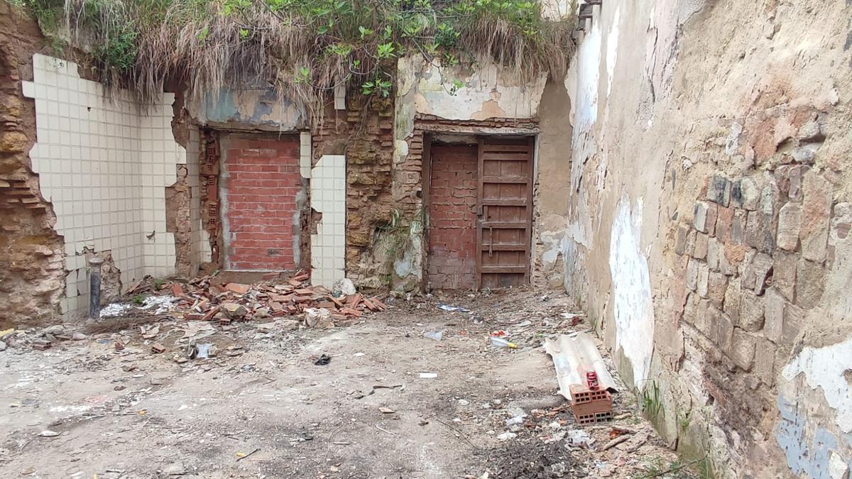 Imagen del solar de la calle Toril limpio de basura tras la actuación de la Gerencia de Urbanismo.