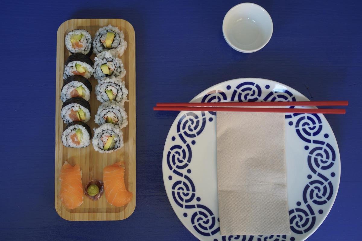 Vista de una bandeja de sushi de Pakita Sushi.