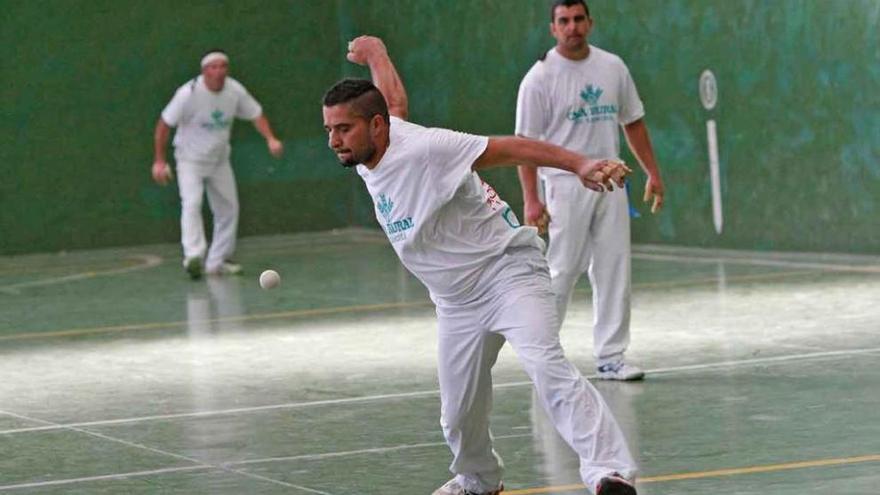 Uno de los pelotaris se dispone a golpear la pelota en uno de los encuentros de la mañana de ayer.