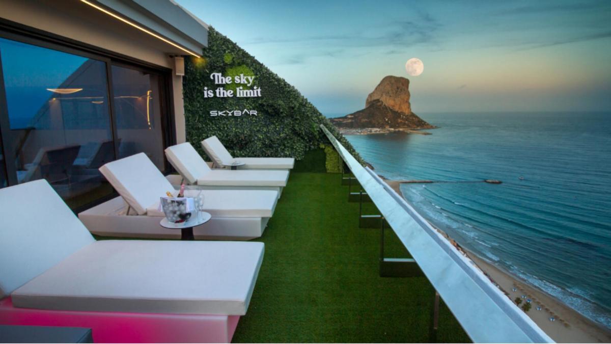 Desde la planta 29 de Suitopia, Sky Bar ofrece unas inmejorables vistas 360º a la bahía de Calp.