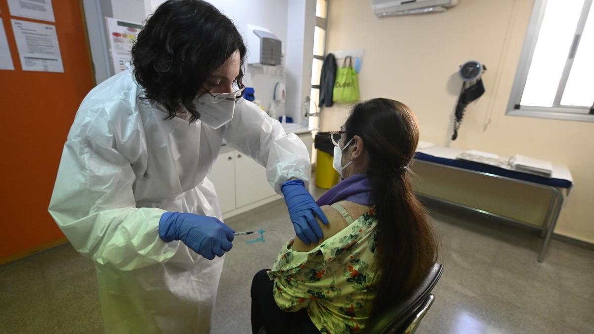 Una sanitaria administra una vacuna contra el covid-19 este martes en Castelló