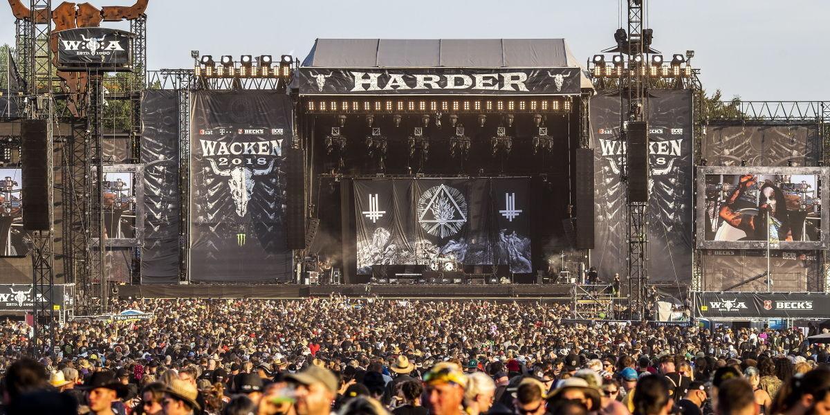 suki027. WACKEN (ALEMANIA), 02/08/2018. Personas asisten al festival de música Wacken Open Air hoy, jueves 2 de agosto de 2018, en Wacken (Alemania). Se espera la asistencia de más de 70.000 fanáticos de la música metal del 2 al 4 de agosto en la pequeña villa al norte de Hamburgo. EFE/Srdjan Suki