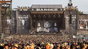 suki027. WACKEN (ALEMANIA), 02/08/2018. Personas asisten al festival de música Wacken Open Air hoy, jueves 2 de agosto de 2018, en Wacken (Alemania). Se espera la asistencia de más de 70.000 fanáticos de la música metal del 2 al 4 de agosto en la pequeña villa al norte de Hamburgo. EFE/Srdjan Suki
