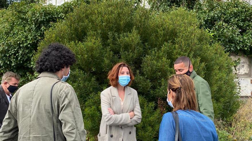 La diputada de VOX Rocío de Meer estuvo en la puerta del acuartelamiento de Las Canteras, en La Laguna.