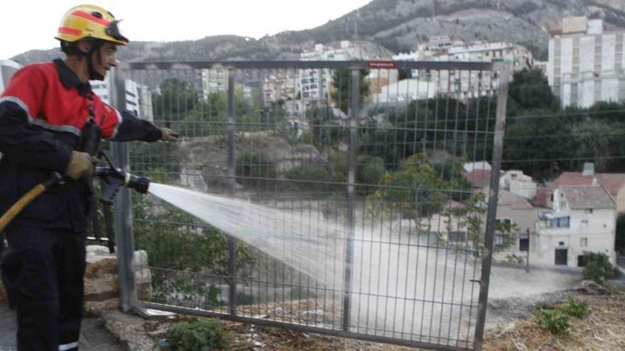 Un bombero trabajando en la extinción del fuego.