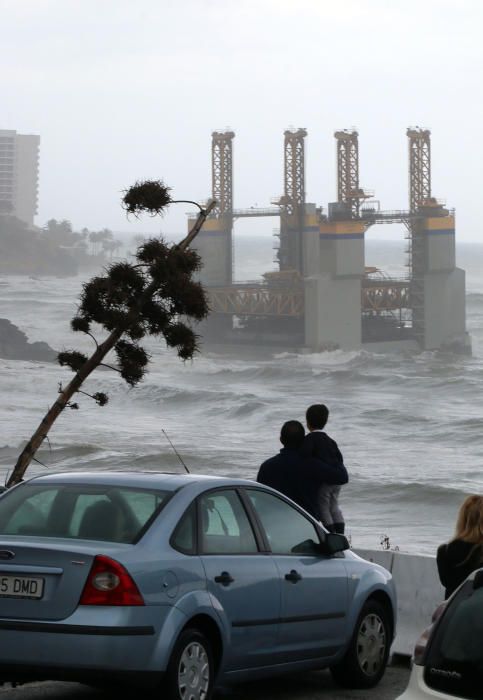 La estructura, de 43 metros de eslora, se soltó del enganche con el remolcador que la llevaba a Cádiz
