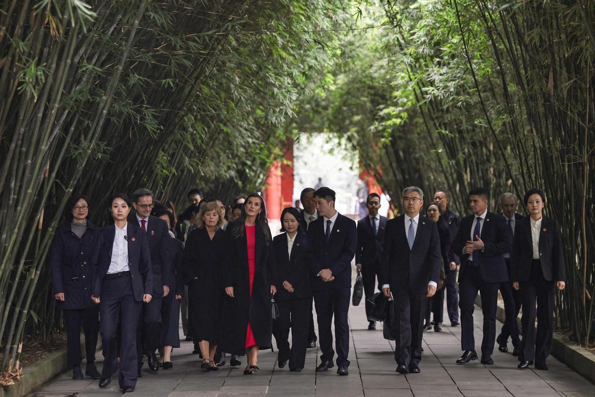 La reina Letizia rinde homenaje a Antonio Machado en el parque de una poeta en Chengdú