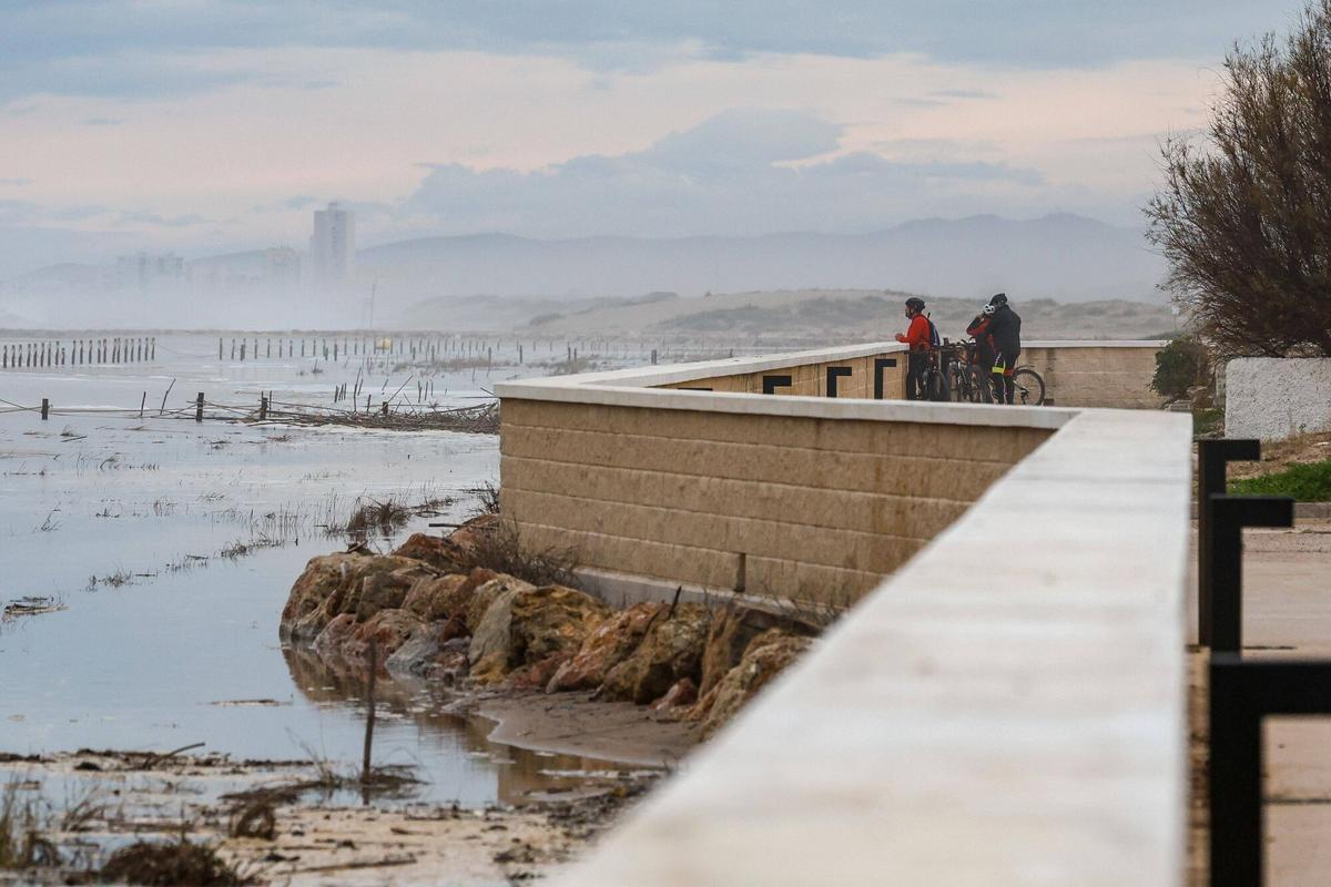 El temporal marítimo provocado por la borrasca Harry, en una playa de València.