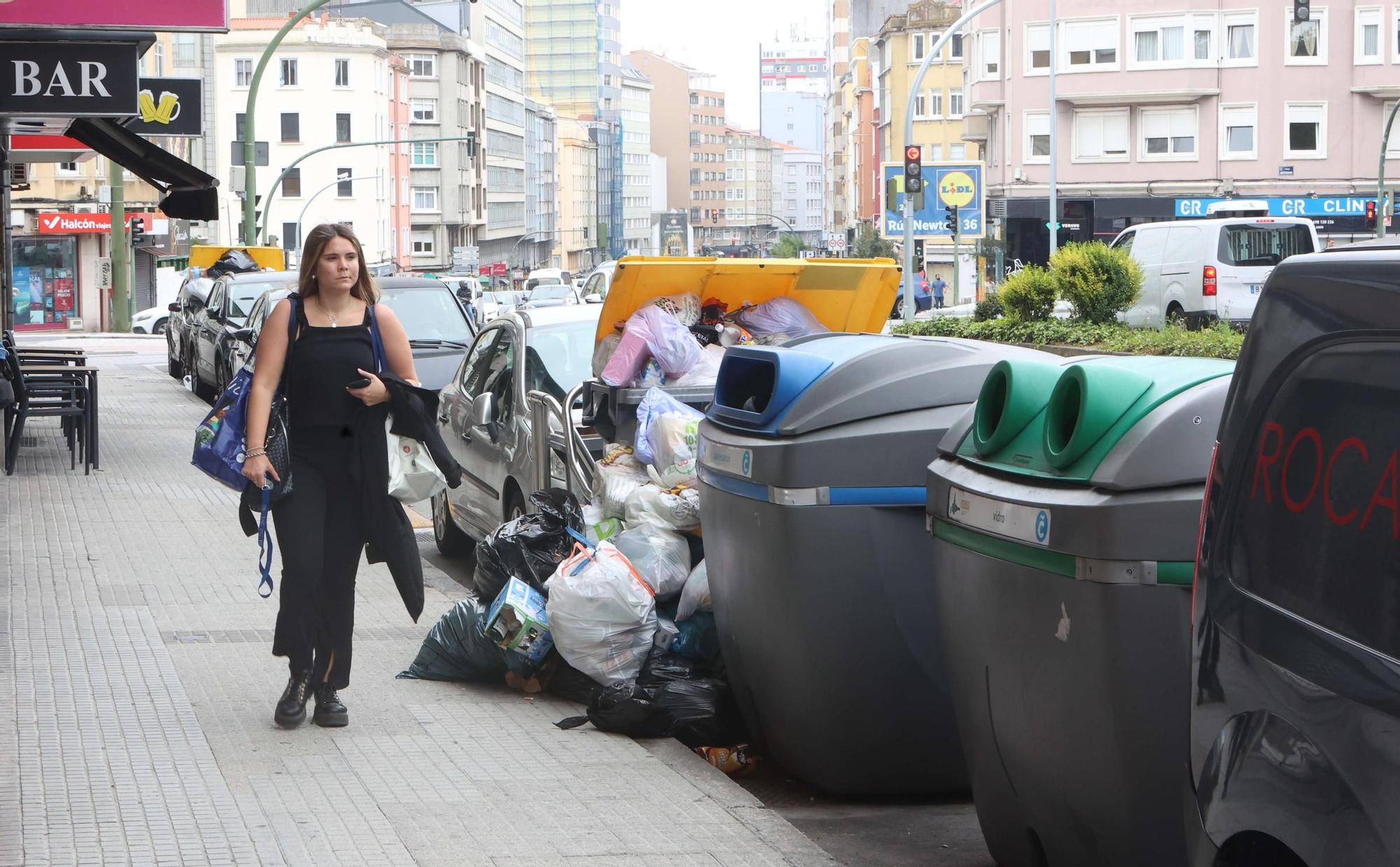 Huelga de la recogida de basuras en A Coruña: los desperdicios desbordan los contenedores