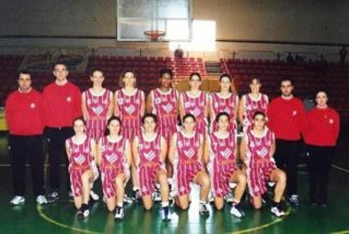 Debut en Linares (primera por la derecha de la fila de abajo) Debut en Linares (primera por la derecha de la fila de abajo)