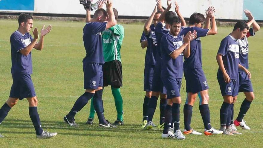 Los jugadores del Marino de Luanco saludan al inicio de un partido en Miramar.