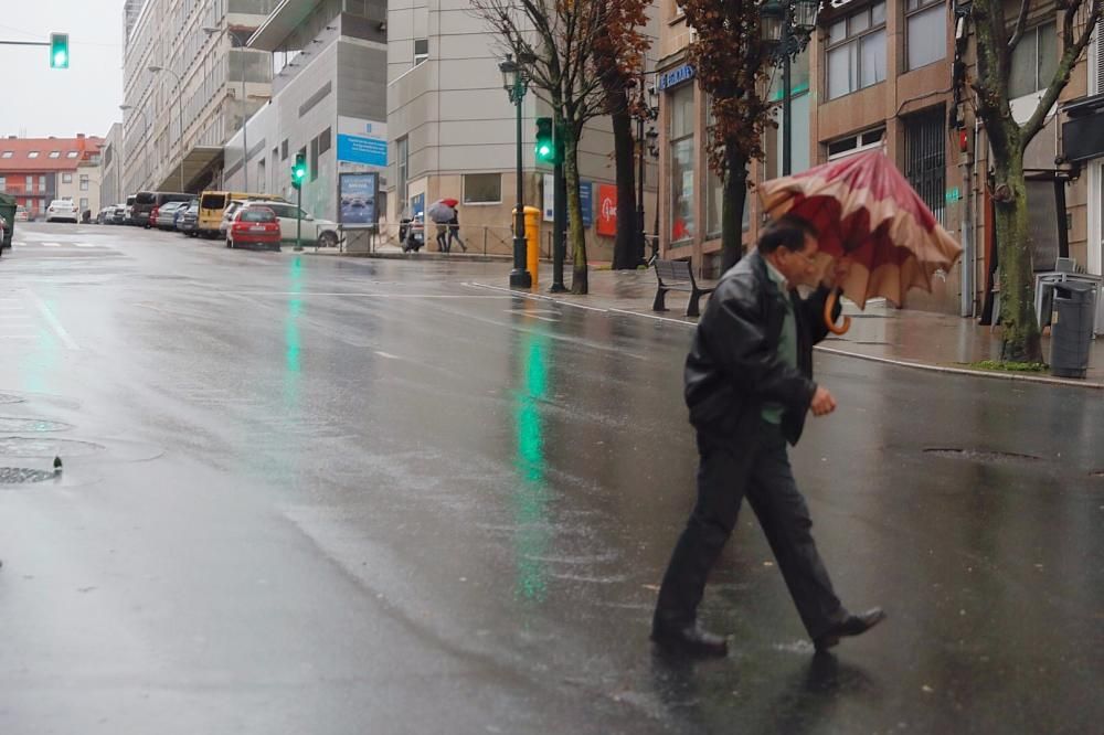 La lluvia, en el centro de Vigo // J. Lores