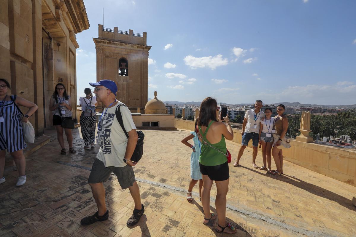 Los asistentes aprovecharon cualquier momento para fotografiarse en los tejados de la basílica