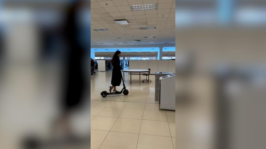 Rosalía se pasea en patinete, y con stilettos, por las oficinas de Inditex: &quot;Esto va muy rápido, eh&quot;