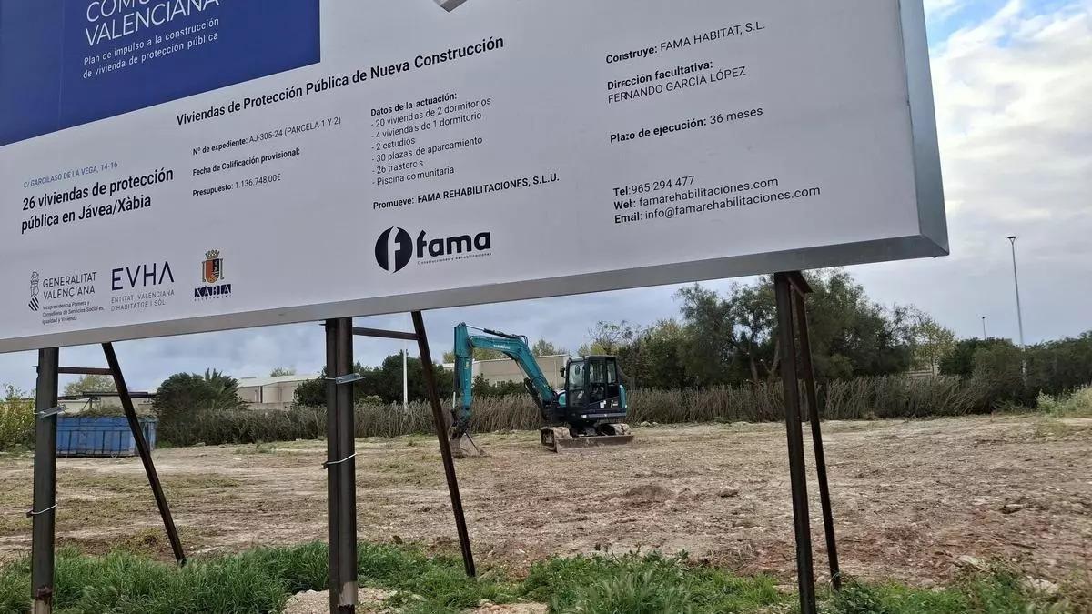 Labores de desbroce en una de las parcelas de las futuras VPP de Xàbia.