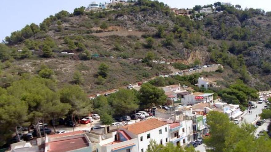 El vial abierto oficialmente este verano y que serpentea montaña arriba se llena estos días totalmente de coches.