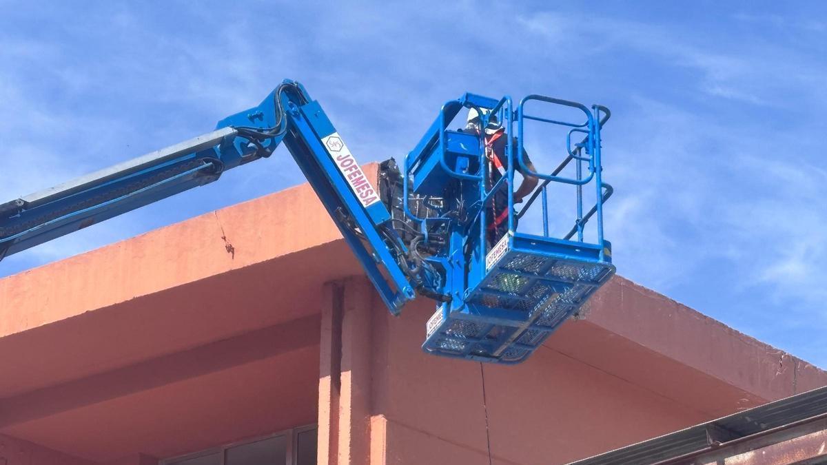 Comienza a reparación de la fachada del colegio Azorín siete meses después del primer desprendimiento