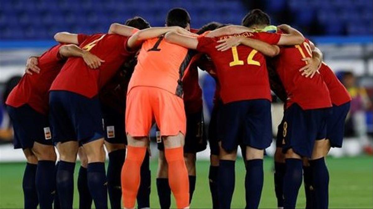 La selección española hace una piña antes de un partido.