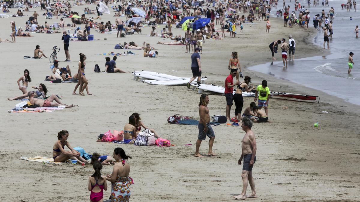 Los turistas abarrotan playas y terrazas