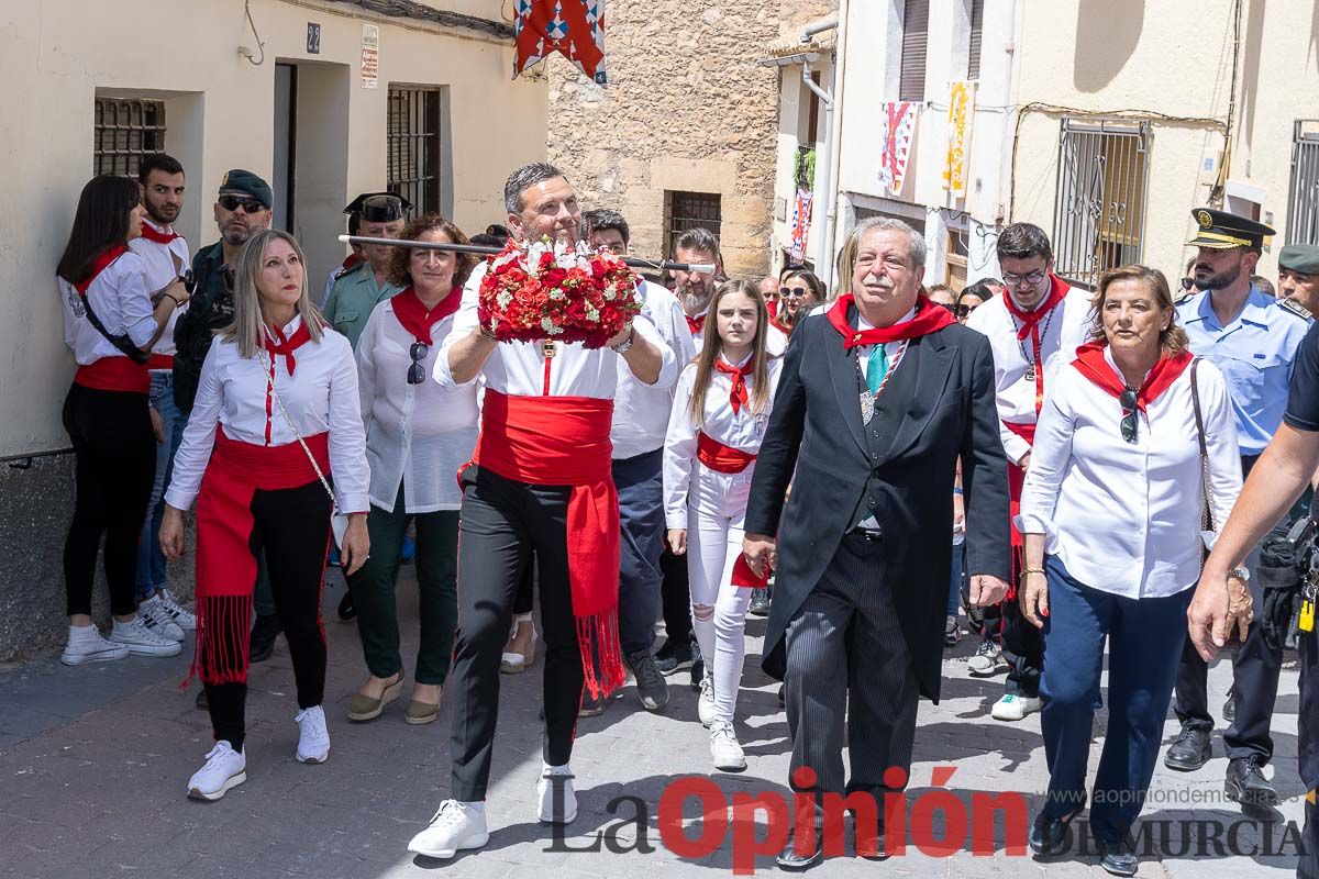 Bandeja de flores y ritual de la bendición del vino en las Fiestas de Caravaca