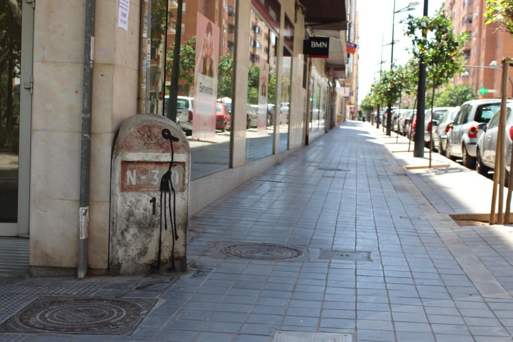 Kilómetro 1 de la Nacional 340, en el cruce de Av. Constitución y Sagunt, junto a una entidad bancaria. Muy deteriorado.