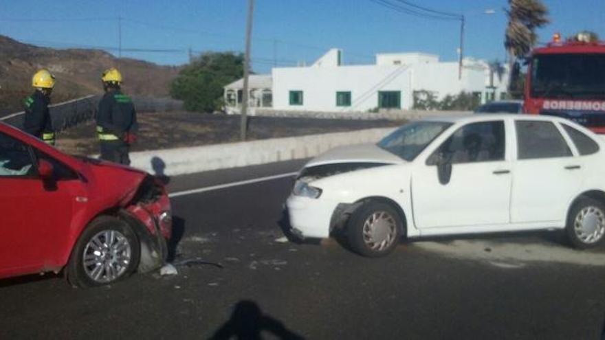 Dos heridos en un choque junto a una rotonda en Lanzarote
