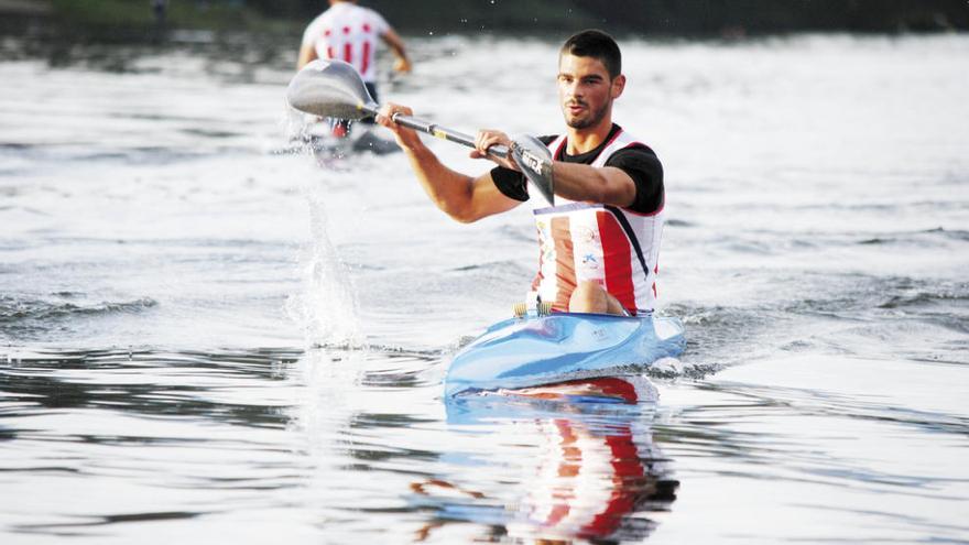 El palista del Kayak Tudense Roi Rodríguez, durante un entrenamiento en el Miño.