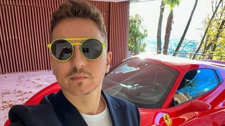 Jorge Lorenzo posa con su Ferrari en su residencia de Lugano, en Suiza.