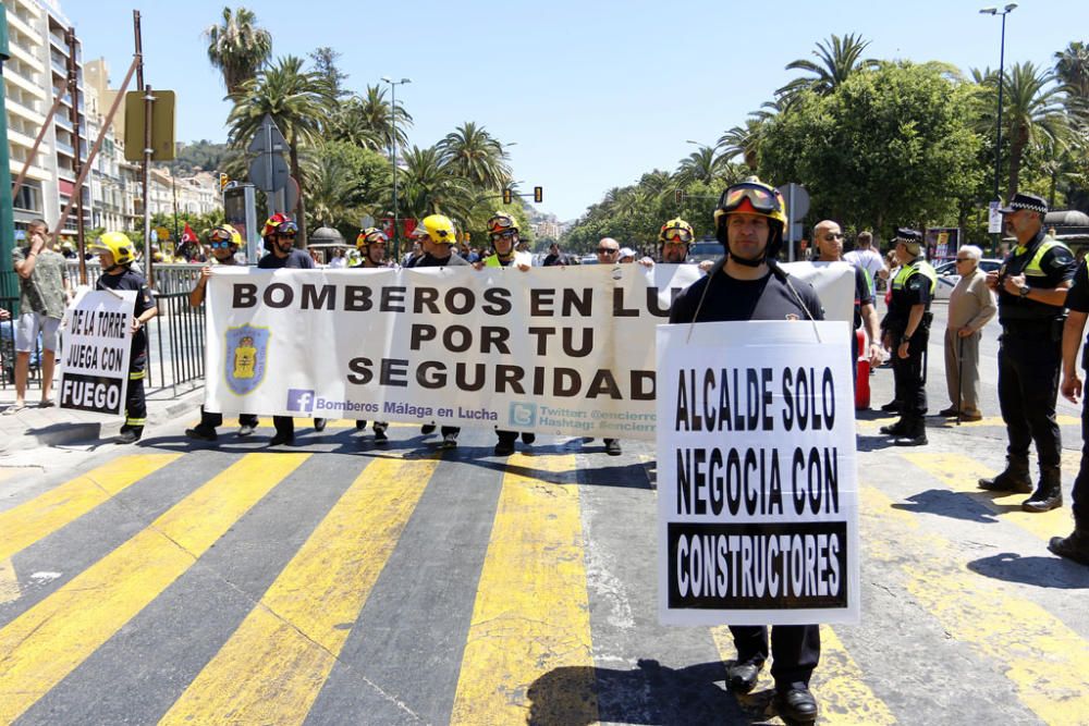 La manifestación, que partía del parque de bomberos de Martiricos, ha recorrido las calles de Málaga hasta llegar a la plaza de la Constitución