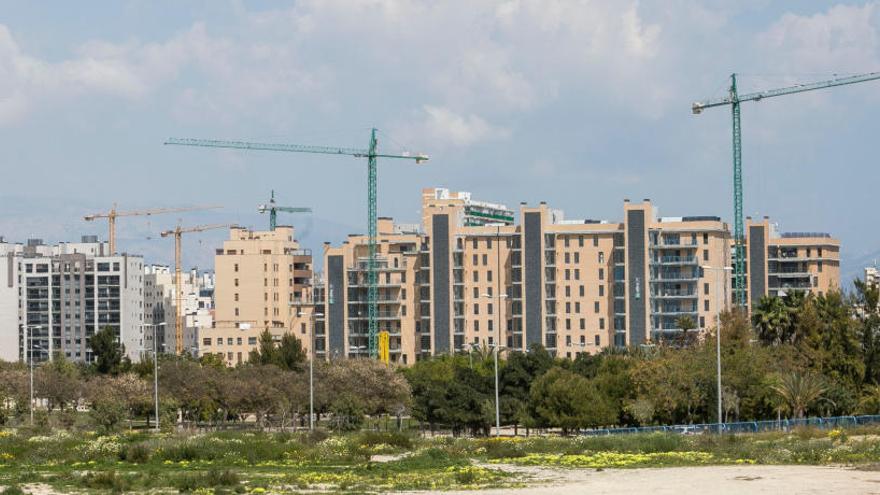 Promociones en construcción en la zona de la Playa de San Juan de Alicante.