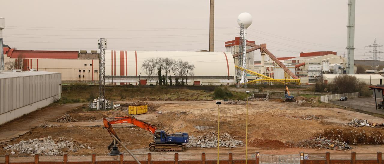 Instalaciones de Saint Gobain, al fondo, en el medio, la antigua finca del Matadero.