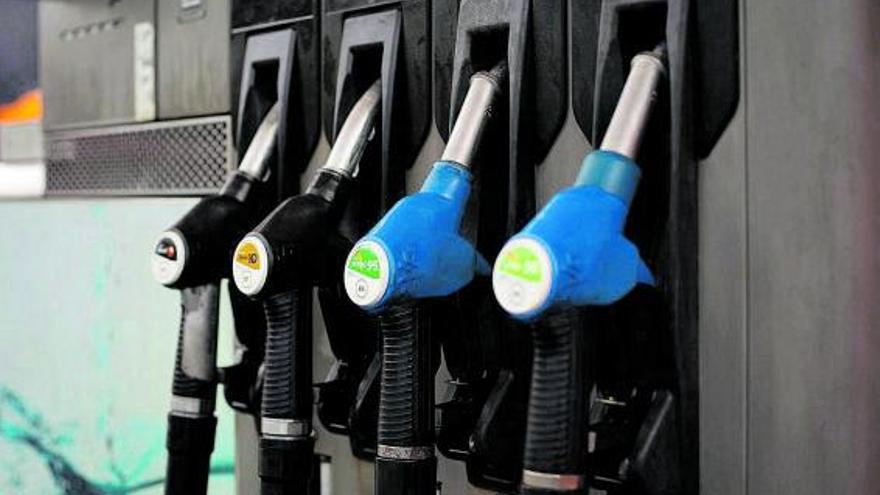Sortidors de gasolina i dièsel en una benzinera de Barcelona.  | EUROPA PRESS