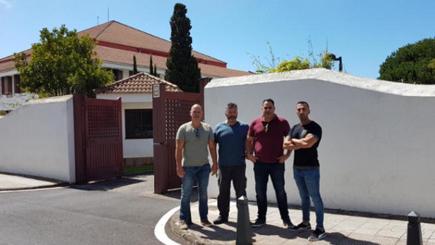 Parte del Comité de Huelga de Ombuds en la puerta del Rectorado de la ULL.