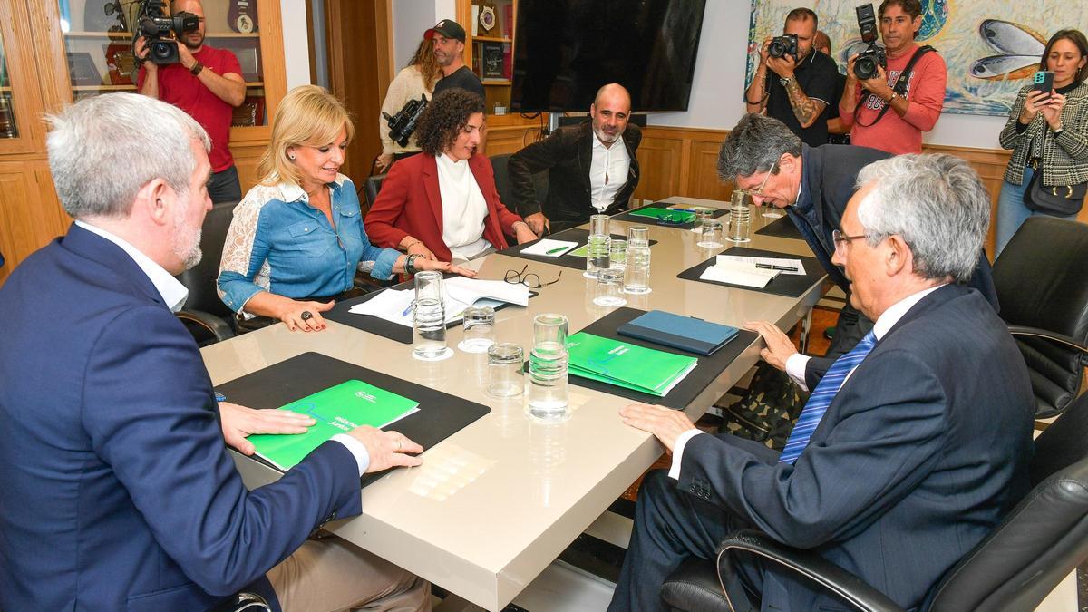 Fernando Clavijo y Esther Monzón se reúnen con los presidentes de la Asociación contra el Cáncer en Canarias