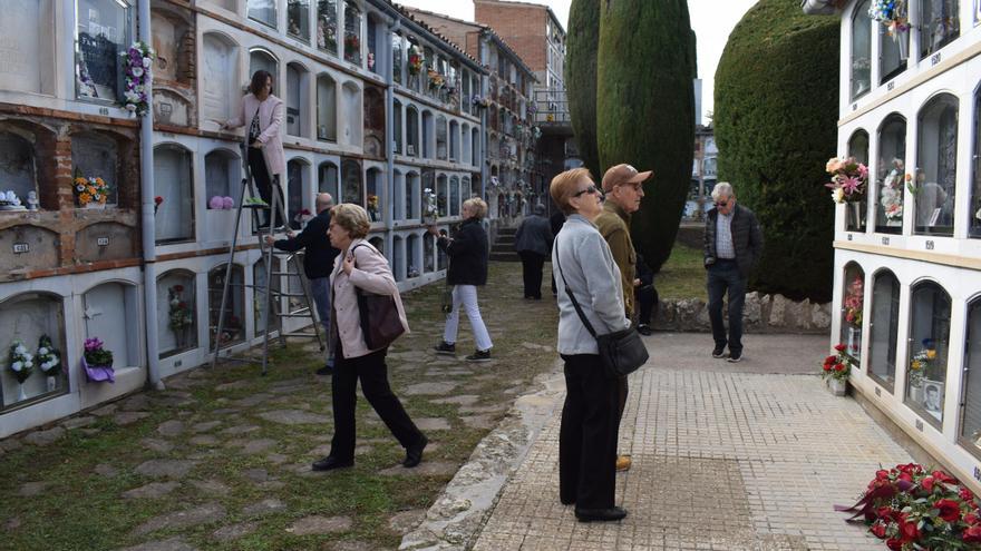 El cementiri de Berga rep una afluència de gent constant i esglaonada per Tots Sants