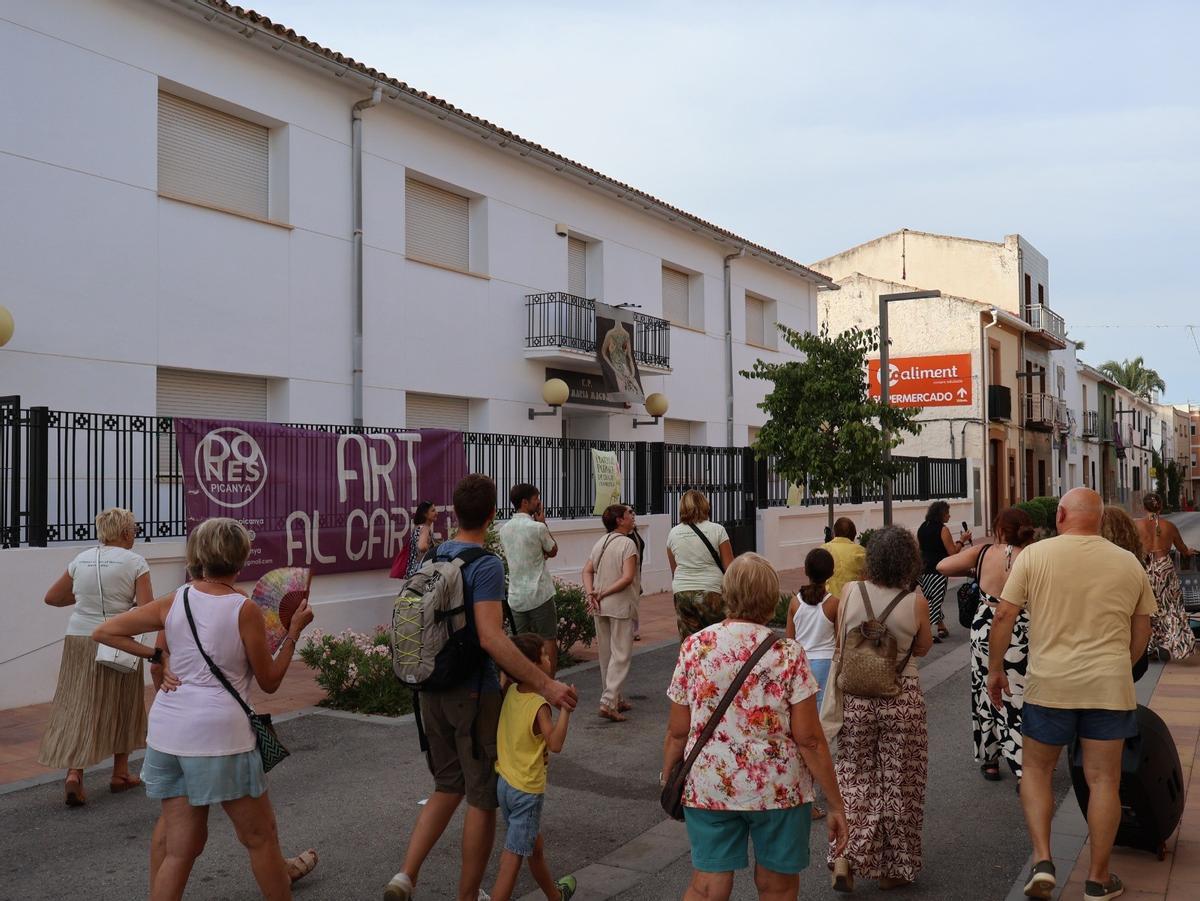 Los vecinos recorren las calles admirando las obras