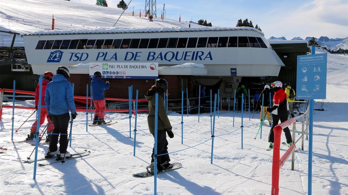 Pla general d esquiadors dirigint-se a un telecadira a Baqueira Beret el 14 de desembre del 2020  (horitzontal) Marta Lluvich ACN