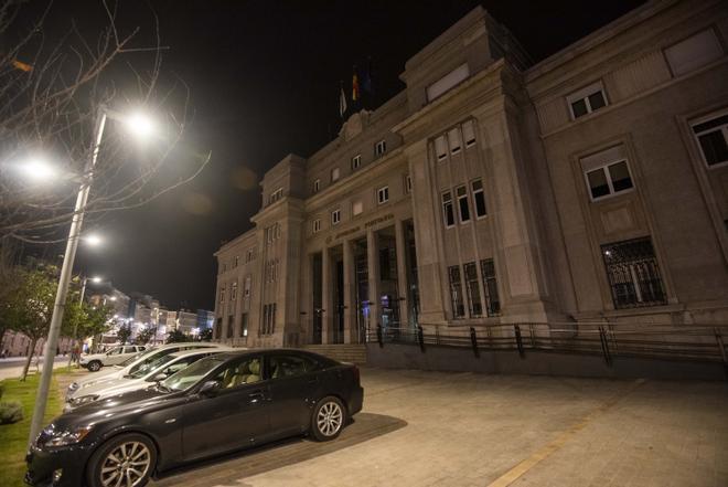 Edificio de la Autoridad Portuaria, sin luz en su fachada.