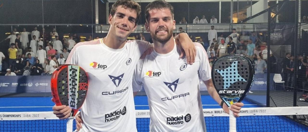 Javi Garrido, a la derecha, celebra la victoria en un partido del Mundial.