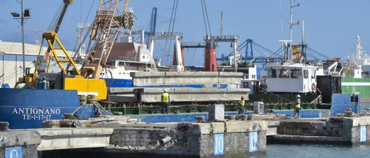 Labores de retirada de las vigas del antiguo pantalán de Fransari para su transformación en un muelle completo.