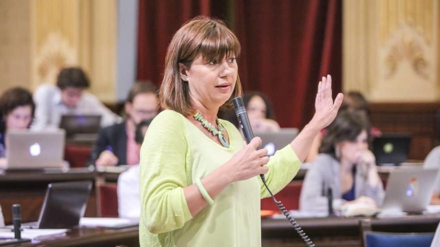 La presidenta del Govern, Francina Armengol, interviniendo en el Parlament.