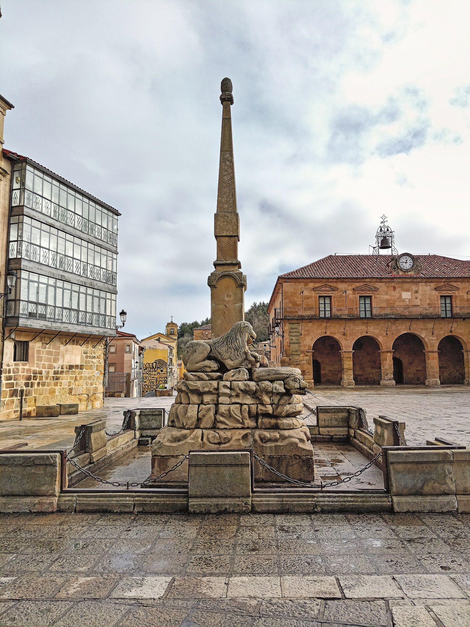 Fuente de los Leones en la plaza Mayor de Soria.